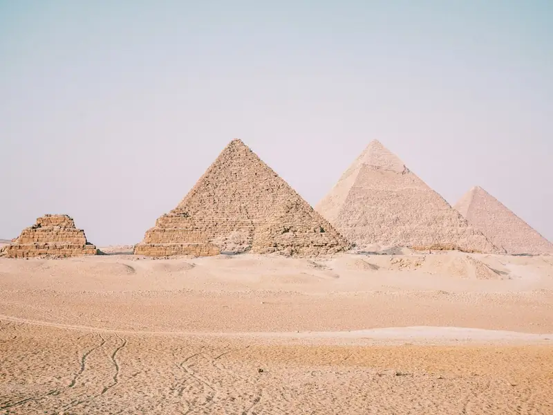 Pyramides de Gizeh dans le désert