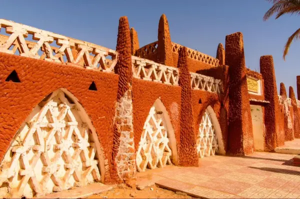 Architecture soudanaise en terre rouge de Timimoun