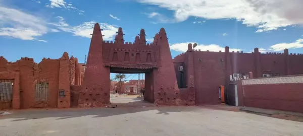 Porte monumentale en terre rouge de Timimoun